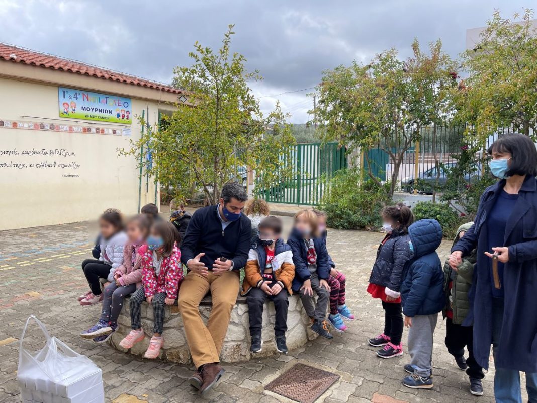 Στο 1ο και 4ο Οικολογικό Νηπιαγωγείο Χανίων ο Δήμαρχος – Διανομή επαναχρησιμοποιούμενων παγουριών σε όλα τα παιδιά