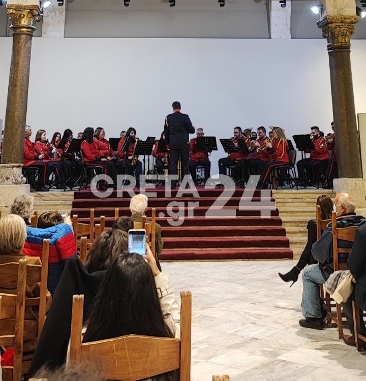 Ηράκλειο: Χριστουγεννιάτικες μελωδίες της Φιλαρμονικής πριν τις αυριανές απαγορεύσεις (εικόνες)