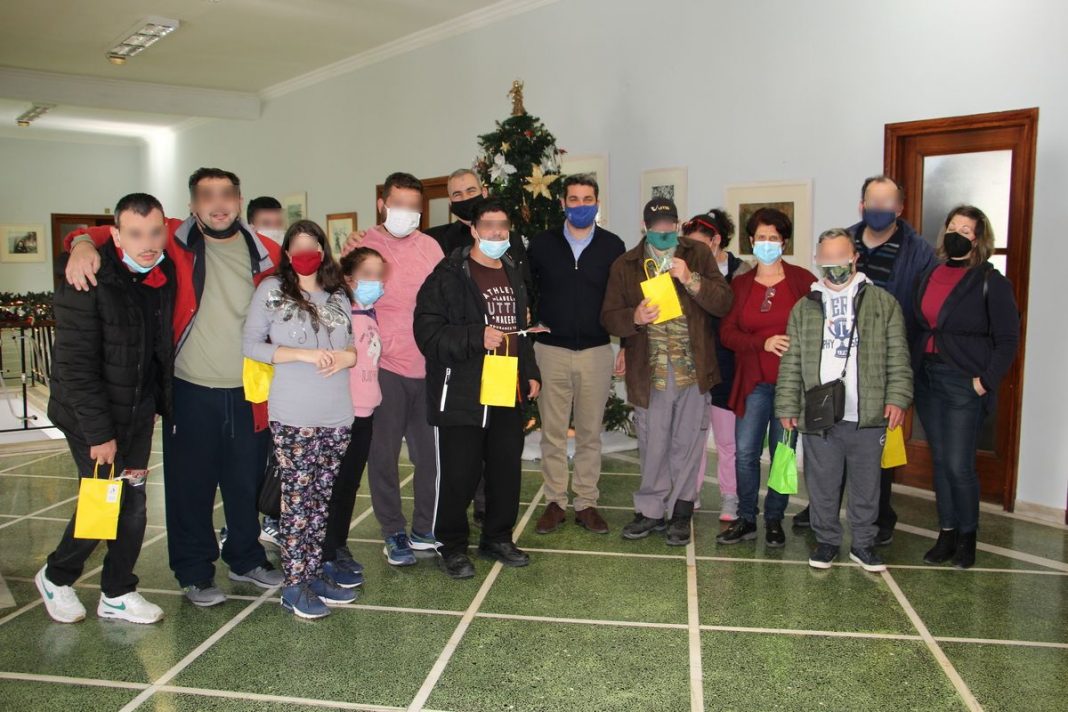 Χριστουγεννιάτικα στολίδια και κατασκευές έδωσαν οι νέοι του Παραρτήματος ΑμεΑ Χανίων στον Δήμαρχο