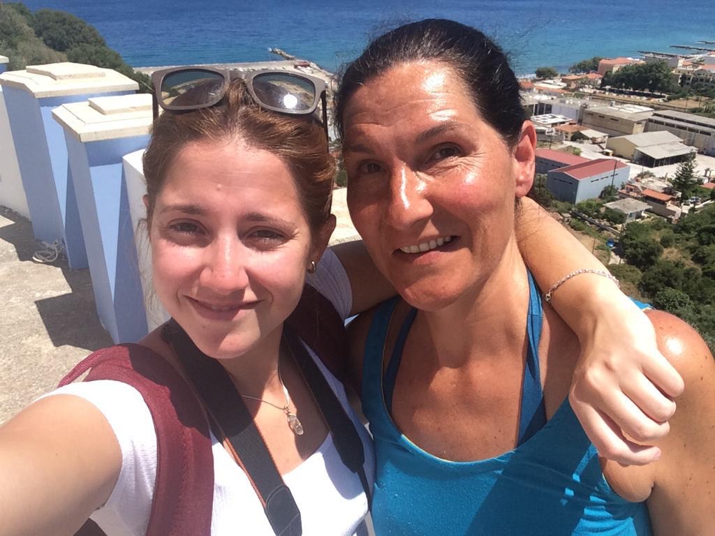 Τυφλή ηθοποιός με ελληνικές ρίζες χορεύει και διδάσκει παραδοσιακούς χορούς – H αγάπη της για την Κρήτη