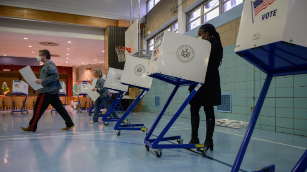 Νέα Υόρκη: Η πρώτη μεγάλη πόλη των ΗΠΑ που επιτρέπει στους μετανάστες να ψηφίζουν στις δημοτικές εκλογές