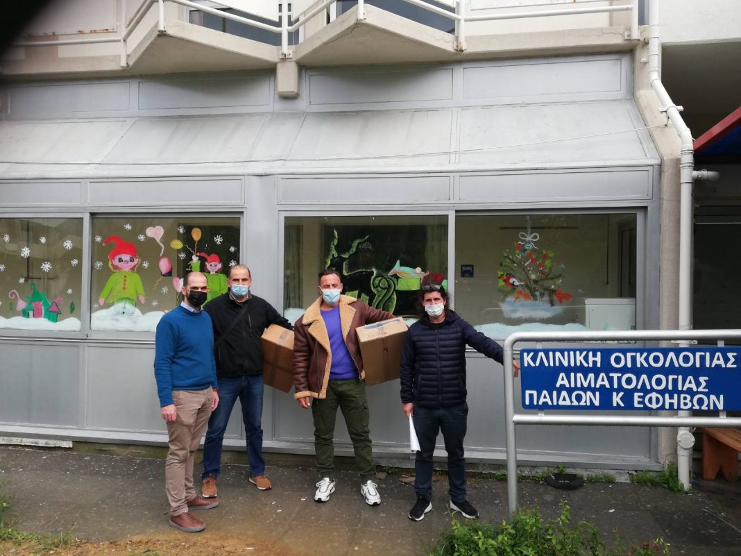 Δώρισαν χειρουργικές μάσκες στην Παιδοογκολογική Κλινική του ΠΑΓΝΗ και σε Λύκειο του Ηρακλείου