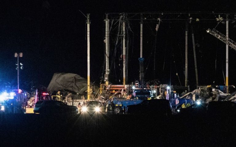 ΗΠΑ: Τουλάχιστον 50 νεκροί από ανεμοστρόβιλους – Κατέρρευσε αποθήκη της Amazon
