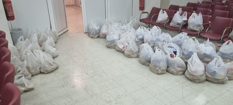 Ηράκλειο: Το Εργατικό Κέντρο μοίρασε τρόφιμα σε οικογένειες που έχουν ανάγκη