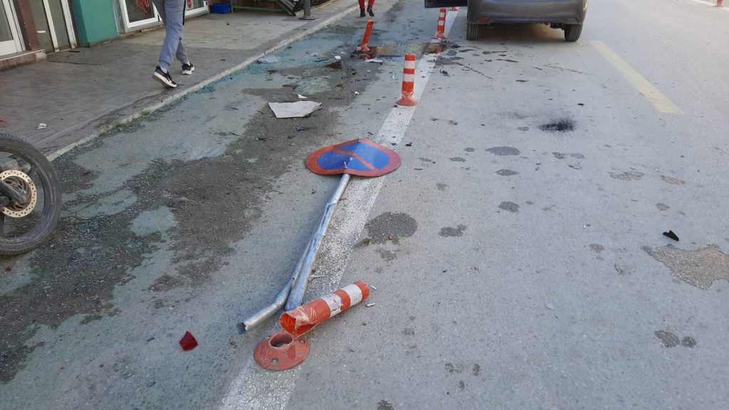 Ηράκλειο: Αυτοκίνητο ανετράπη μετά από τρελή πορεία – Πήρε «σβάρνα» τη μισή αγορά (εικόνες)