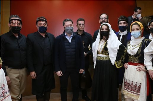 Kάλαντα με άρωμα Κρήτης άκουσε ο Ανδρουλάκης