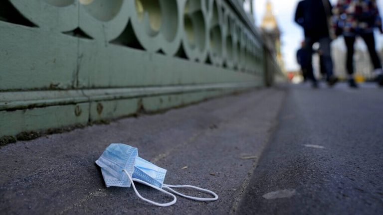 Ιαπωνία: Έφτιαξαν μάσκες από στρουθοκάμηλο που φωσφορίζουν όταν ανιχνεύουν κορωνοϊό