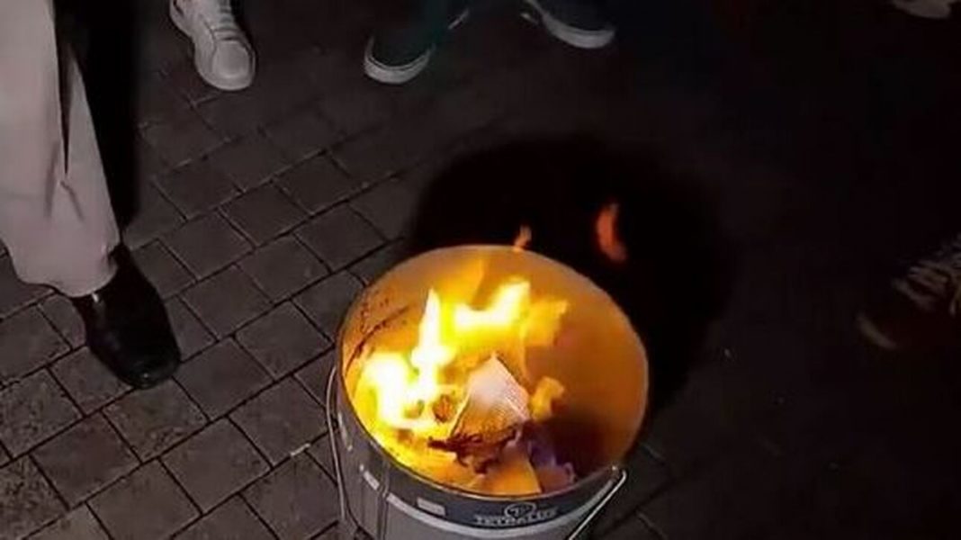 Απίστευτο περιστατικό σκοταδισμού: Γονείς έκαψαν παιδικό βιβλίο για τον κορωνοϊό