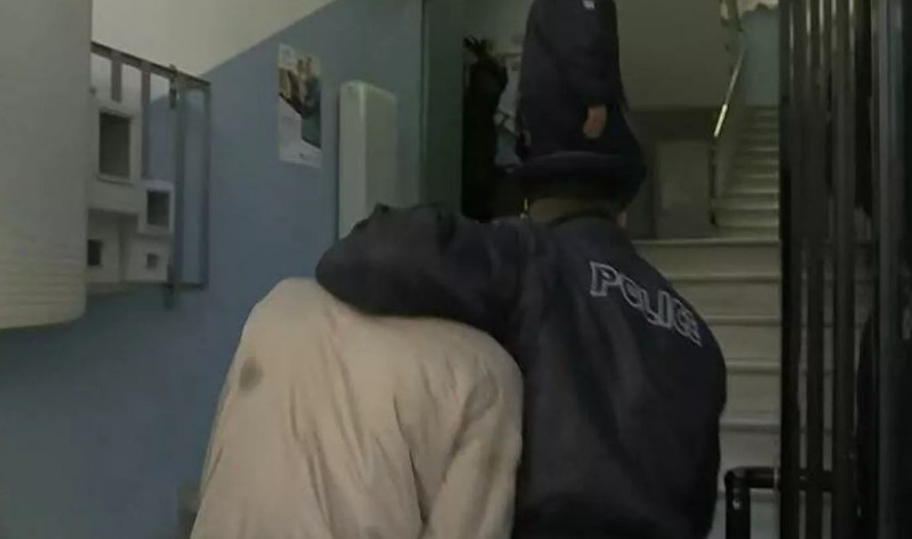 Ελεύθερος με περιοριστικούς όρους ο 33χρονος – Τι υποστήριξε για τον ξυλοδαρμό