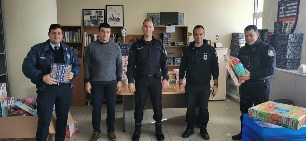 Μοίρασαν χαμόγελα στα μικρά παιδιά οι αστυνομικοί του Ηρακλείου