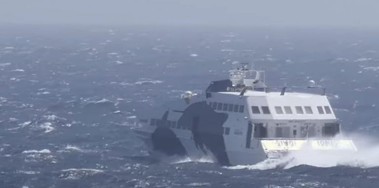 Κακοκαιρία «Κάρμελ»: Πλοίο παλεύει με τα κύματα – Βίντεο που κόβει την ανάσα