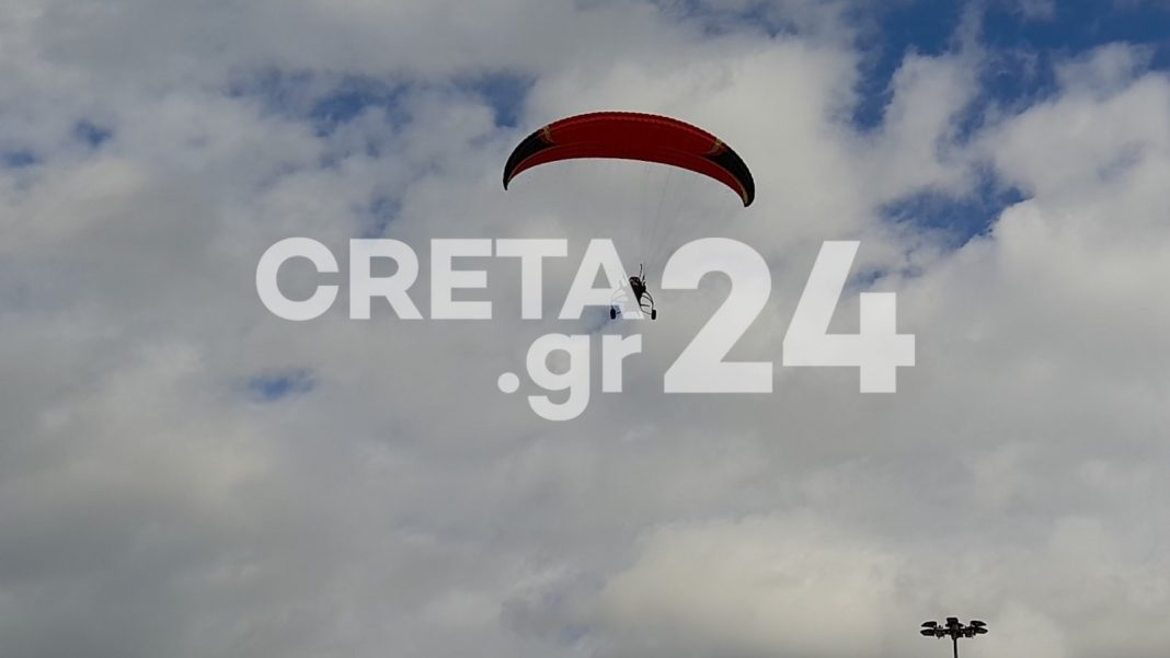 «Άη Βασίληδες» πέταξαν δώρα στα μικρά παιδιά πάνω από το Ηράκλειο! (εικόνες)