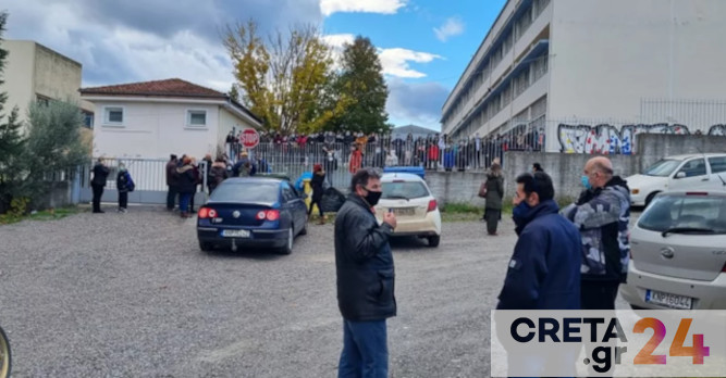 Οι αρνητές «θεματοφύλακες του Συντάγματος» πέρασαν χειροπέδες σε γυμνασιάρχη