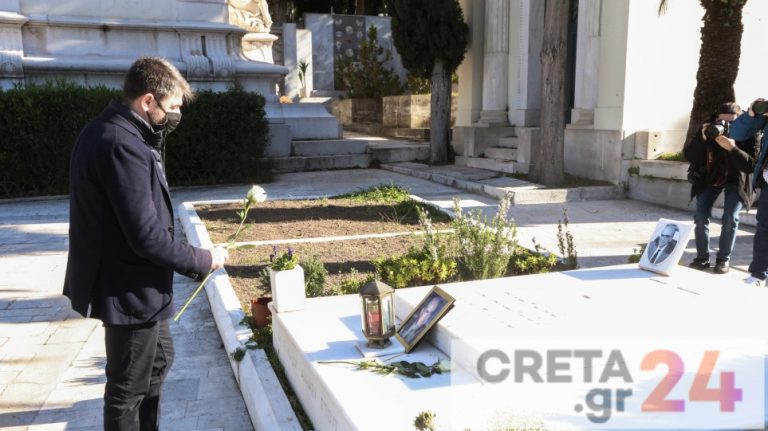 Λουλούδια στους τάφους του Ανδρέα Παπανδρέου και της Φώφης Γεννηματά από τον Νίκο Ανδρουλάκη