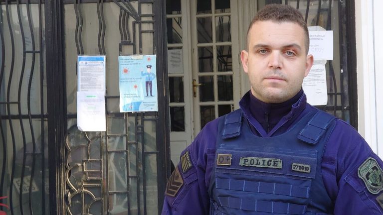 «Την μαχαίρωνε μπροστά στα μάτια μας»: Συγκλονίζει ο αστυνομικός για την παρολίγον γυναικοκτονία
