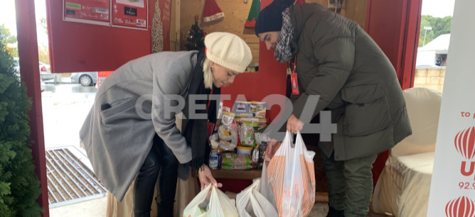 «Ένα Δέντρο Γεμάτο Τρόφιμα»: Αγκαλιάζουν τη δράση και προσφέρουν οι Ηρακλειώτες