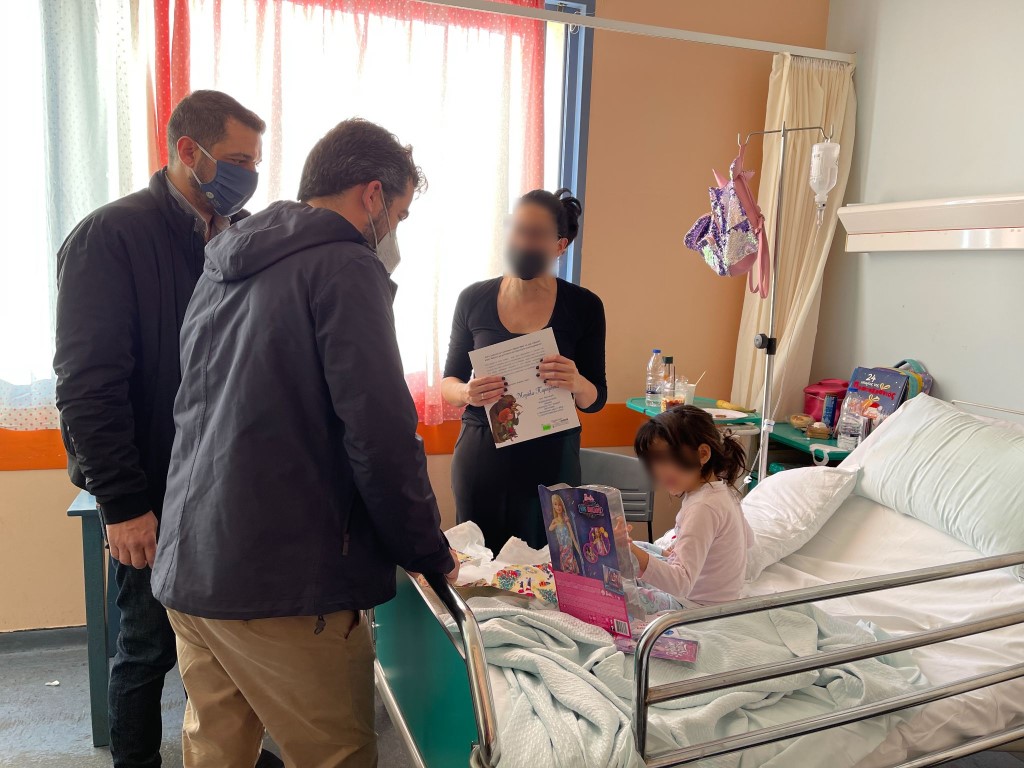 Ο Δήμαρχος Χανίων μοίρασε Χριστουγεννιάτικα δώρα στα παιδιά της Παιδιατρικής κλινικής