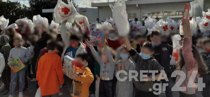 Πλημμύρισε χαρούμενες φωνές το σεισμόπληκτο Αρκαλοχώρι – «Αγκάλιασε» γονείς και παιδιά ο Ερυθρός Σταυρός