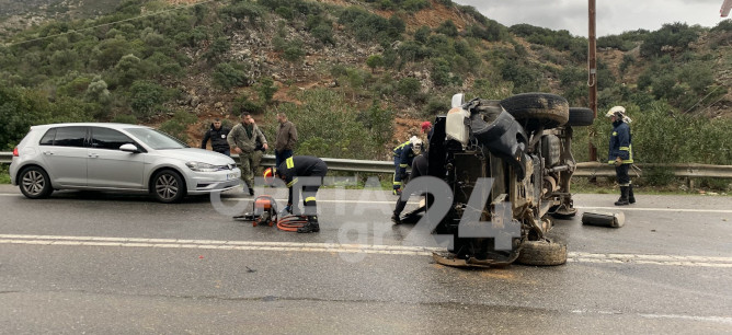 Ηράκλειο: Οικογένεια εγκλωβίστηκε μετά από τροχαίο