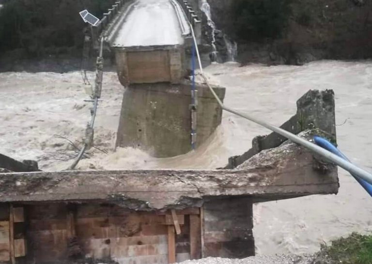 Καιρός: Γέφυρα κόπηκε στα δύο και κατέρρευσε – Οι πρώτες εικόνες στο σημείο