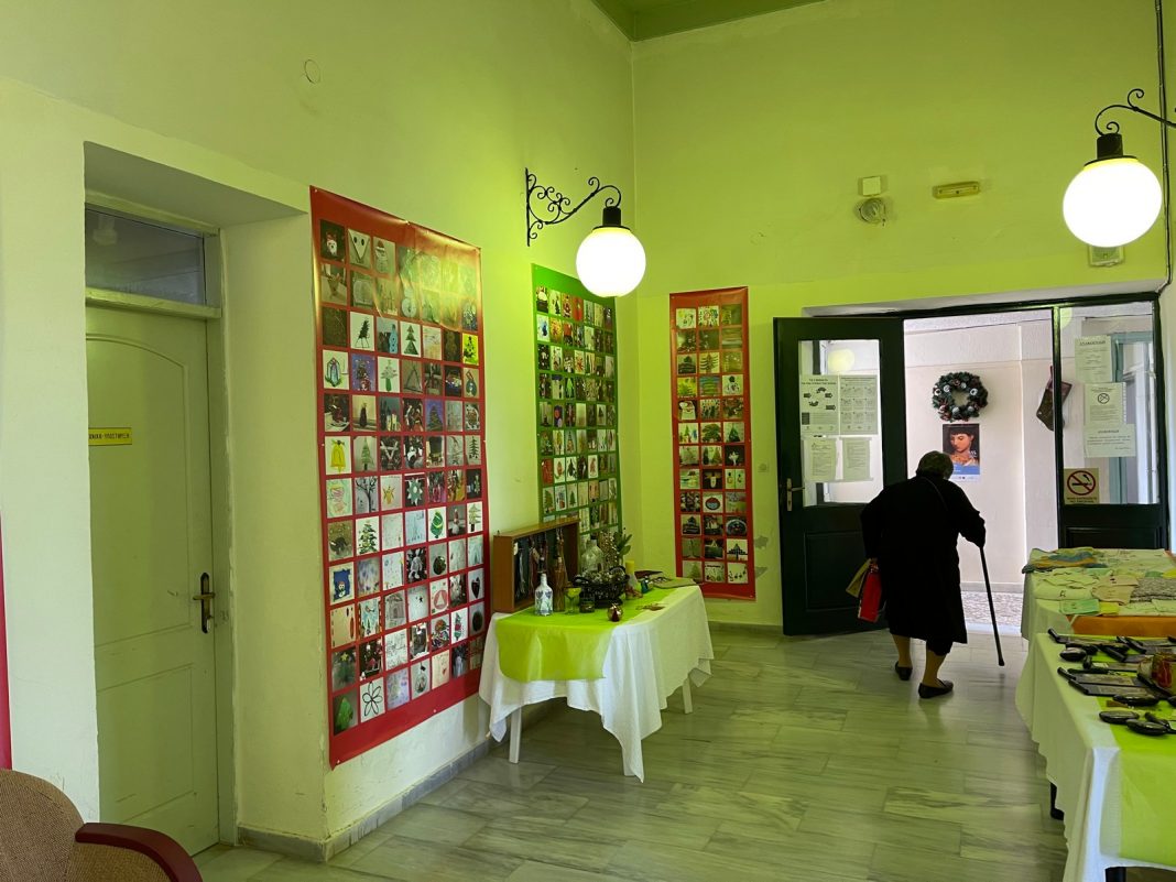 Με χαρούμενες χριστουγεννιάτικες, παιδικές ζωγραφιές στολίστηκε το Δημοτικό Γηροκομείο Χανίων