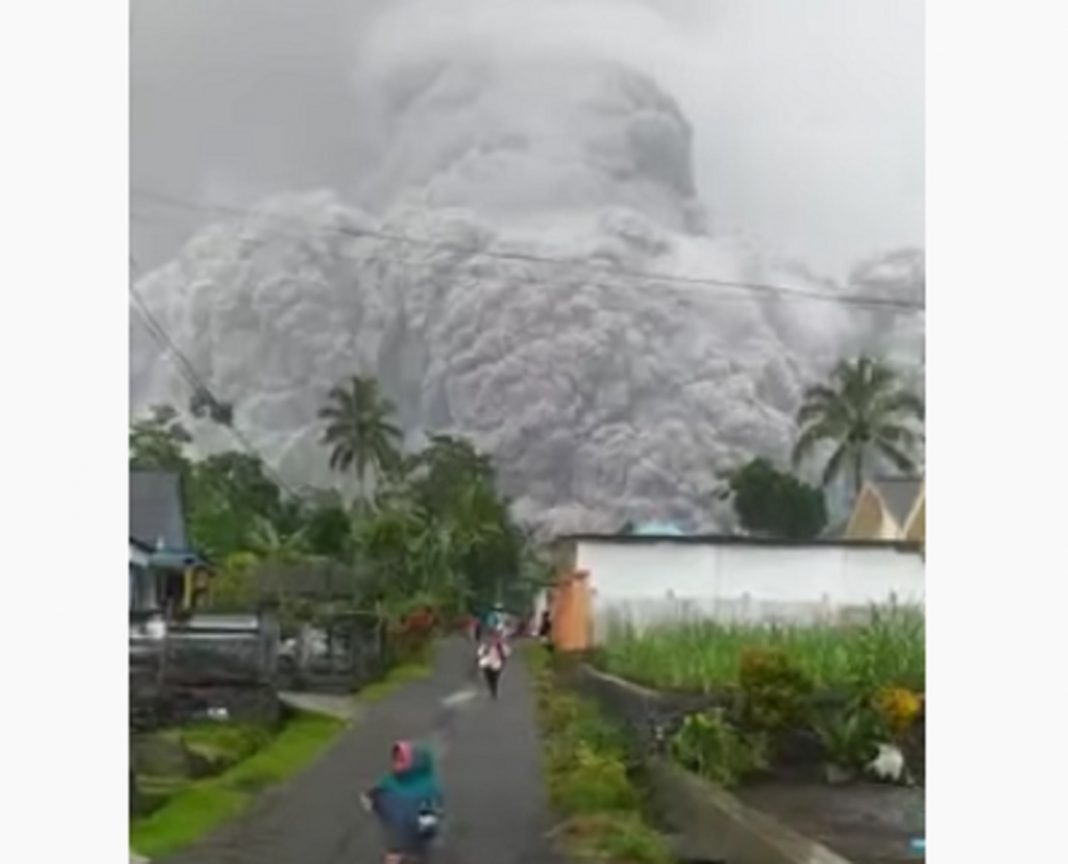 Ινδονησία: Εξερράγη το ηφαίστειο Σεμέρεου – Σύννεφα καπνού και τέφρας σε ακτίνα δεκάδων χιλιομέτρων