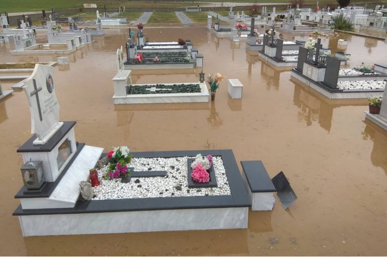 Καιρός: Πλημμύρισαν και τα νεκροταφεία μετά τις καταρρακτώδεις βροχές