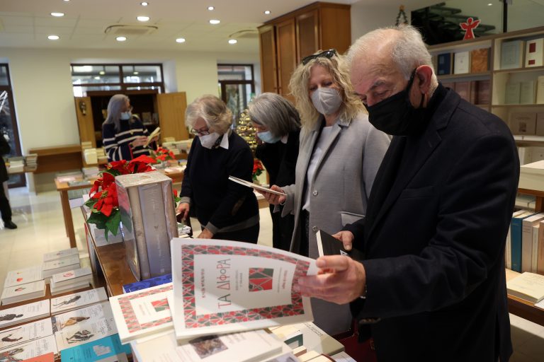 Στο χριστουγεννιάτικο παζάρι βιβλίου της Βικελαίας Δημοτικής Βιβλιοθήκης ο Δήμαρχος Ηρακλείου