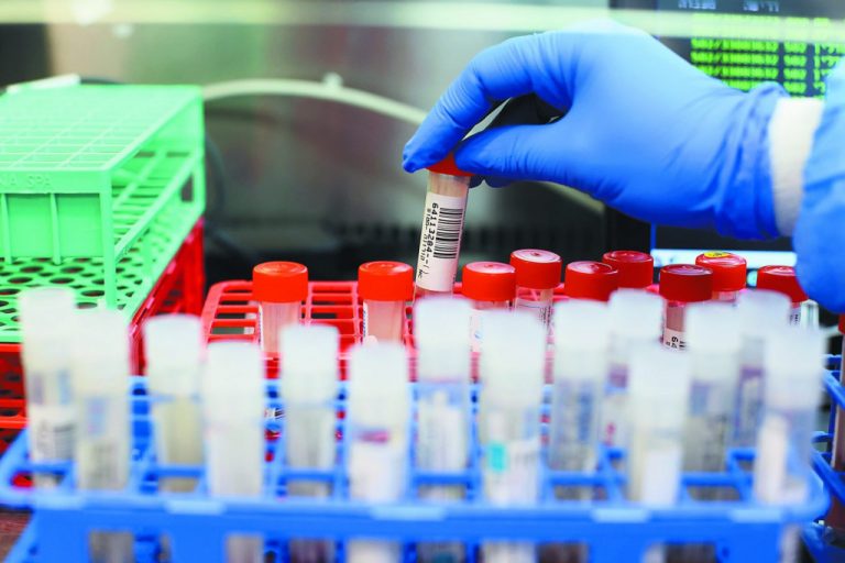 Βρετανία – Ξεκινά η χορήγηση του χαπιού της Merck σε ασθενείς από ευπαθείς ομάδες κατ’ οίκον