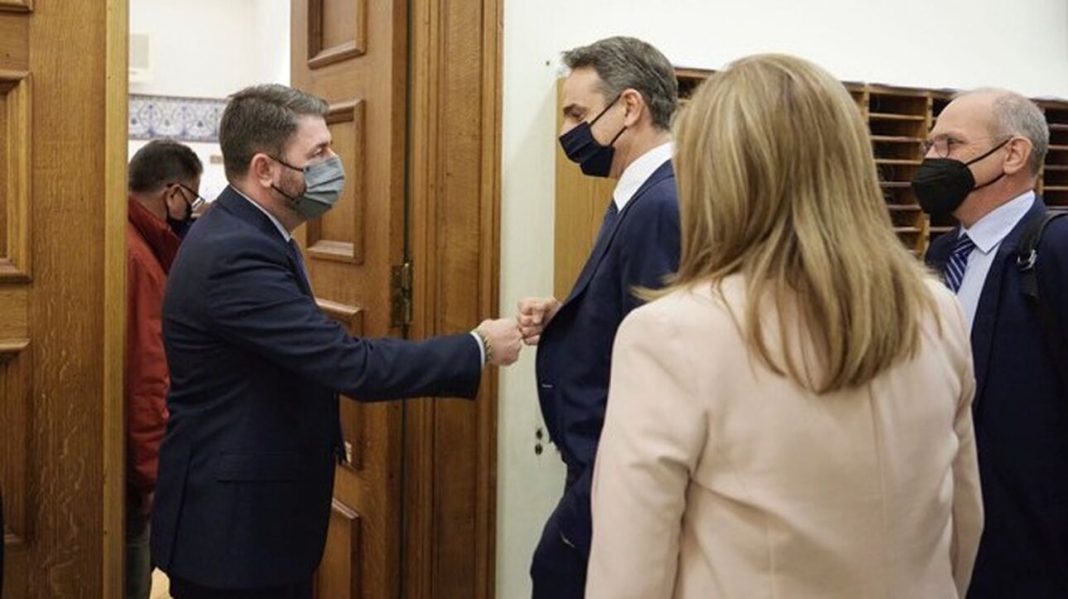 Μητσοτάκης – Ανδρουλάκης: Τυχαία συνάντηση τη Βουλή – Τι του είπε ο πρωθυπουργός