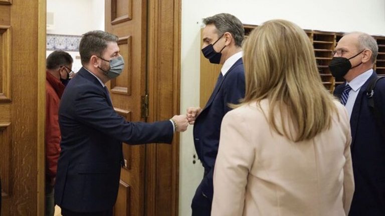 Μητσοτάκης – Ανδρουλάκης: Τυχαία συνάντηση τη Βουλή – Τι του είπε ο πρωθυπουργός
