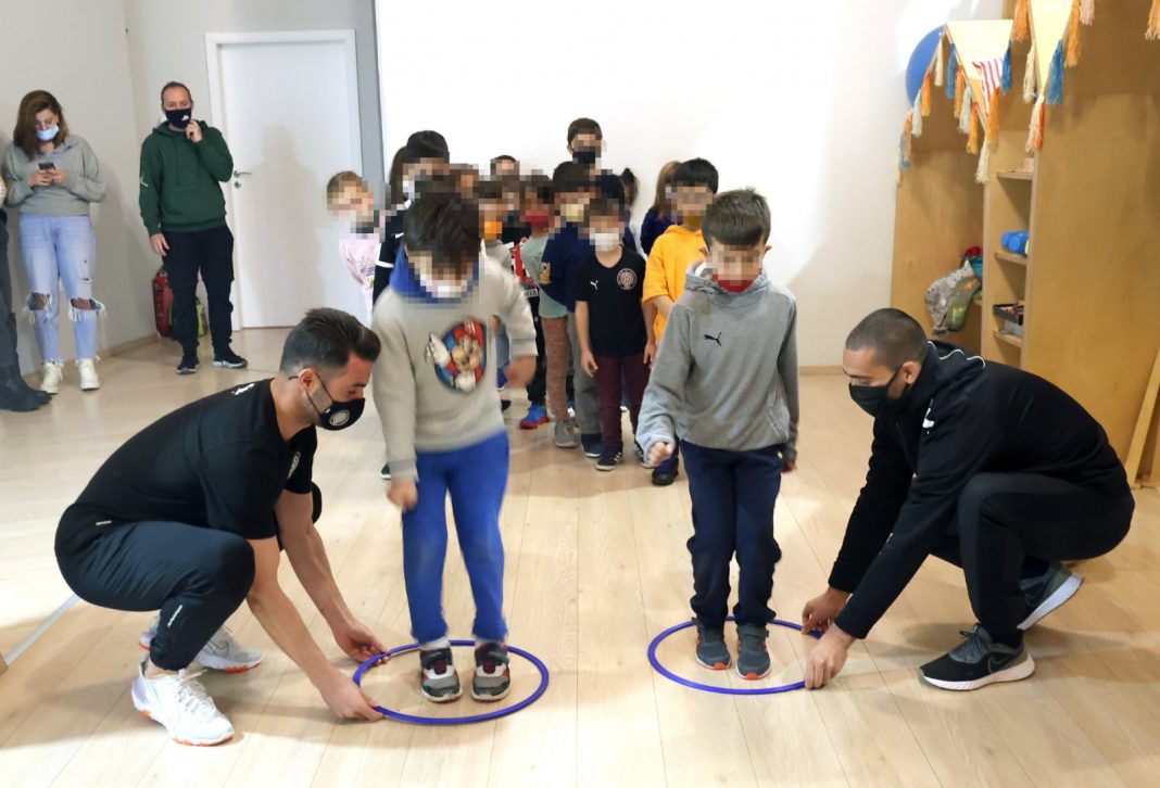 ΟΦΗ: Σωτηρίου και Μαρινάκης έγιναν για λίγο… παιδιά (εικόνες)