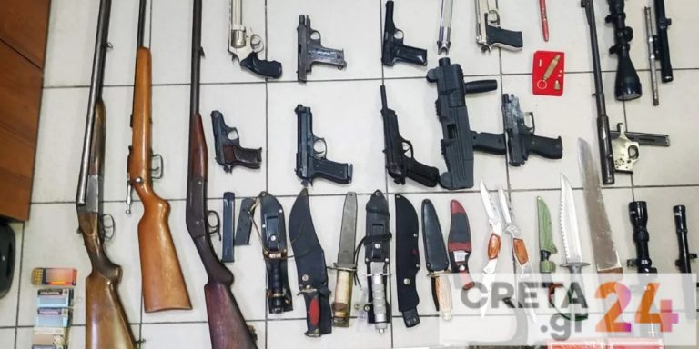 Ολόκληρο οπλοστάσιο βρέθηκε σε σπίτι 68χρονου συνταξιούχου – Όπλα, μαχαίρια, χιλιάδες σφαίρες, μέχρι και διόπτρες