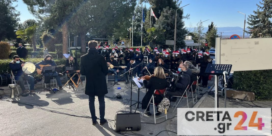 Μαθητές έψαλαν τα κάλαντα στο προαύλιο του νοσοκομείου – Συγκινημένοι στα μπαλκόνια υγειονομικοί και ασθενείς