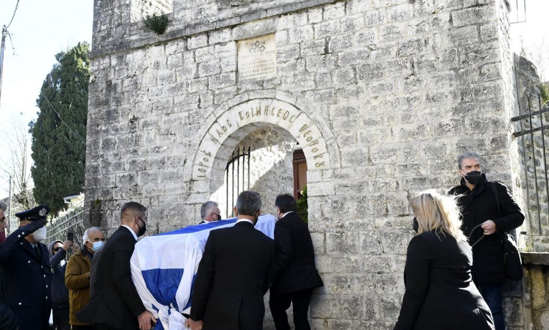 Κάρολος Παπούλιας: Τελευταίο ταξίδι στο Νησί της λίμνης των Ιωαννίνων