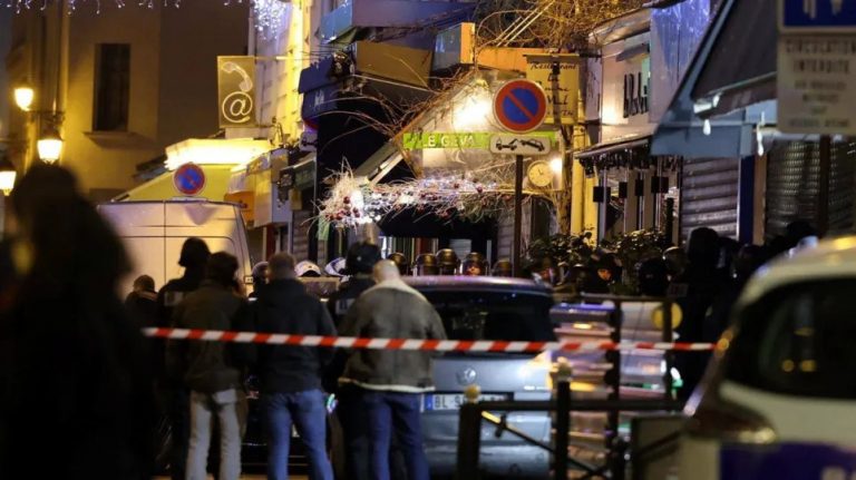 Συνελήφθη ο 56χρονος που κρατούσε ομήρους δυο γυναίκες σε κατάστημα στο Παρίσι