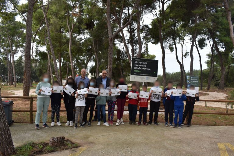 Κρήτη: Μικροί μαθητές φύτεψαν δέντρα και αρωματικά φυτά (εικόνες)