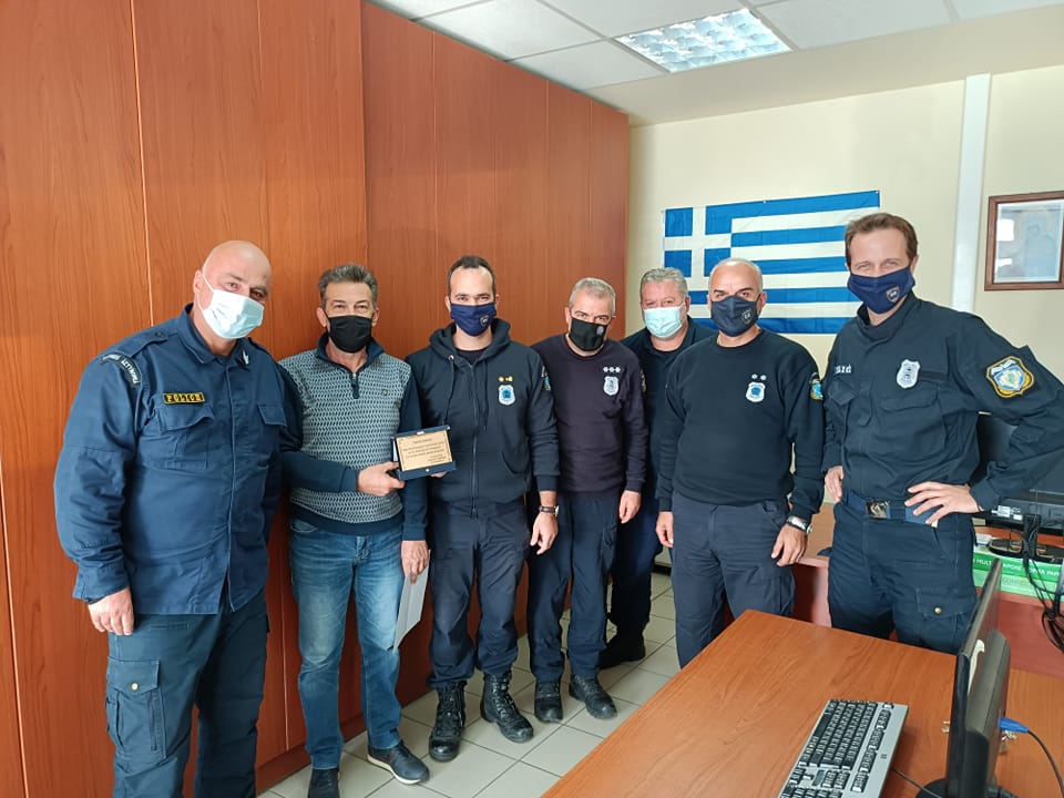 Ηράκλειο: Με μια τιμητική πλακέτα αποχαιρέτησαν τον συνάδελφο τους