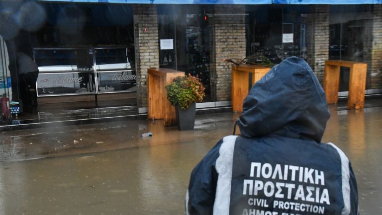 Κακοκαιρία: Πλημμύρισε ο Σπερχειός – Απεγκλωβισμός πολιτών με βάρκες
