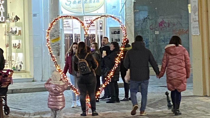 Νέος εορταστικός διάκοσμος στο ιστορικό κέντρο του Ρεθύμνου