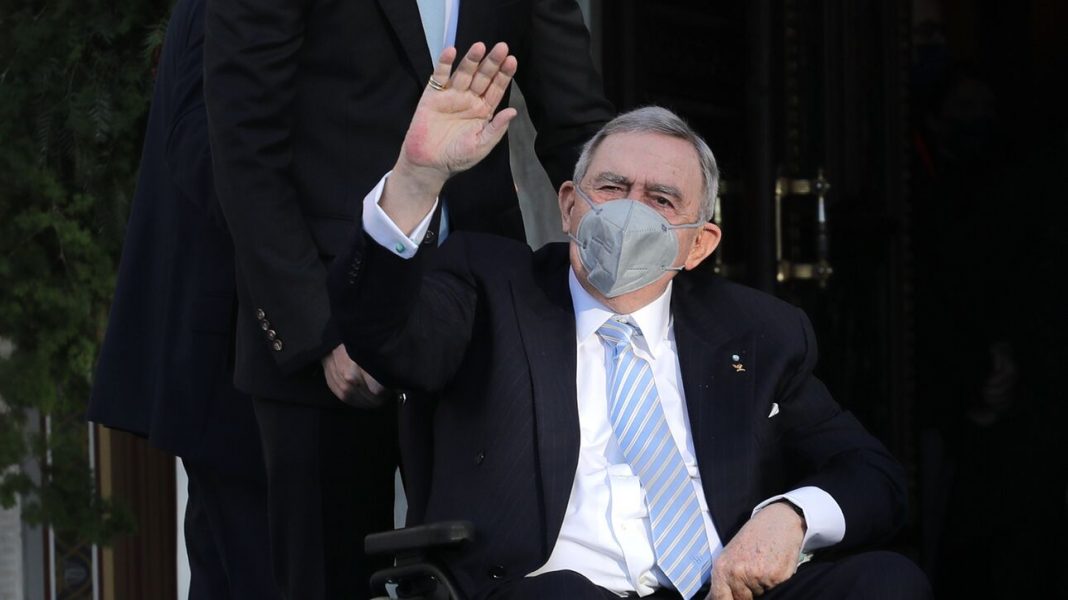 Στην Αθήνα μεταφέρθηκε ο τέως βασιλιάς Κωνσταντίνος μετά το ισχαιμικό επεισόδιο