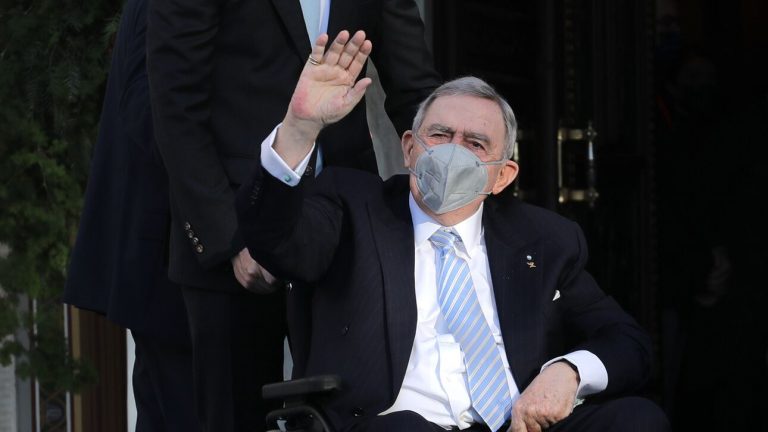 Στην Αθήνα μεταφέρθηκε ο τέως βασιλιάς Κωνσταντίνος μετά το ισχαιμικό επεισόδιο