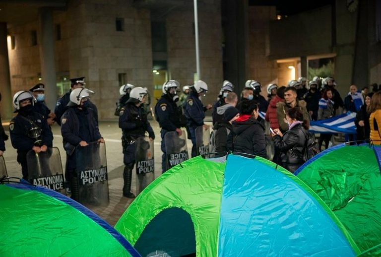 Διαδήλωση αρνητών του εμβολίου για τον κορωνοϊό – Έστησαν σκηνές έξω από δημαρχείο