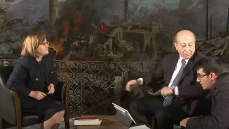 Τουρκία: Σάλος μετά την επίθεση δημοσιογράφου σε τεχνικό στον «αέρα» – «Συγγνώμη» μέσω twitter