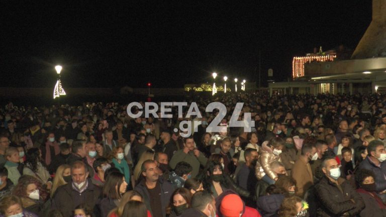 Χανιά: Πλήθος κόσμου στη… λαμπερή φωταγώγηση του δέντρου (εικόνες)