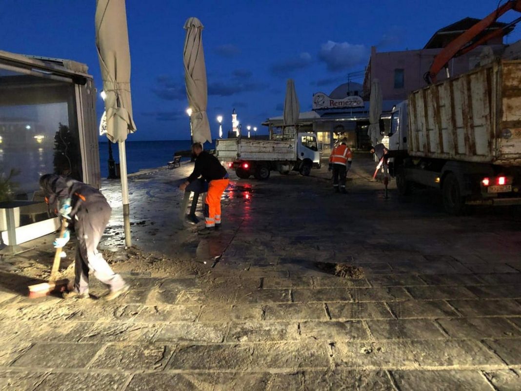 Κρήτη: Άμεσες εργασίες για την αποκατάσταση φθορών μετά την κακοκαιρία στο Παλιό Λιμάνι (εικόνες)