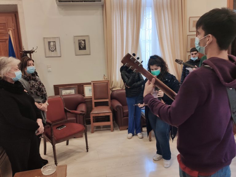 Κάλαντα στη Λότζια από μαθητές του Γενικού Λυκείου Νέας Αλικαρνασσού