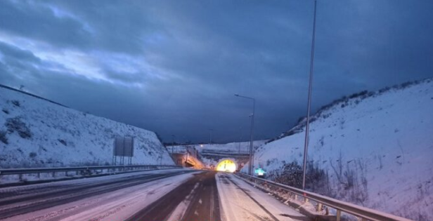 Με δυσκολία η κυκλοφορία στο δρόμο Ηράκλειο Μεσαρά – Φορτηγό «δίπλωσε» στη μέση του δρόμου