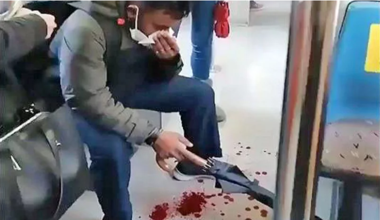 Βίντεο-σοκ από ρατσιστική επίθεση στον Ηλεκτρικό: Επιβάτης ξυλοκόπησε μετανάστη