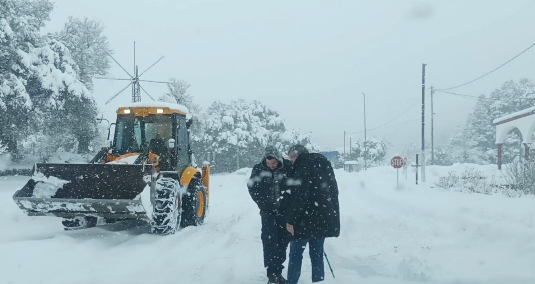 Στο ένα μέτρο το χιόνι στο Οροπέδιο Λασιθίου – Δεν σταματούν τα εκχιονιστικά (εικόνες & βίντεο)